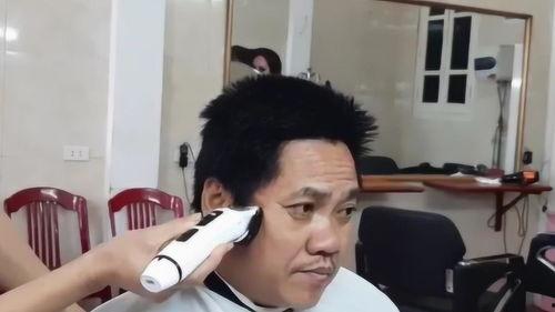 大叔爆料理发师视频,理发师背后的秘密与技巧大公开  第3张